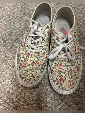 Vans Floral Canvas Low-Top Sneakers in Cream and Pink